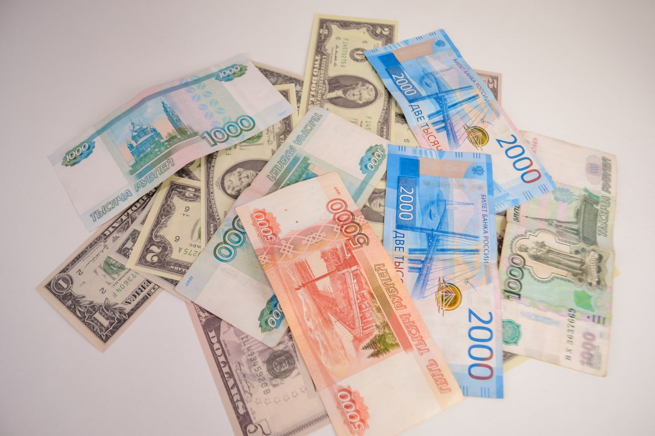 Строительная фирма по решению суда вернула заказчику 52 миллиона рублей В Якутии завершено громкое исполнительное производство связанное со строительным контрактом Судебные приставы добились полного возврата денежных средств заказчику более 52 миллионов рублей Суд ранее признал контракт на строительство недействительным и обязал компанию подрядчика вернуть все полученные средства Однако фирма не спешила исполнять это решение добровольно Тогда судебный пристав исполнитель разъяснил руководству должника все требования установил сроки и вынес постановление о взыскании исполнительского сбора Кроме того руководителей организации официально предупредили об уголовной ответственности за злостное неисполнение судебного решения После применения этих мер принудительного исполнения вся сумма в 52 миллиона рублей была полностью перечислена на счет заказчика закрыв тем самым долгий спор Фото Опарин Даниил