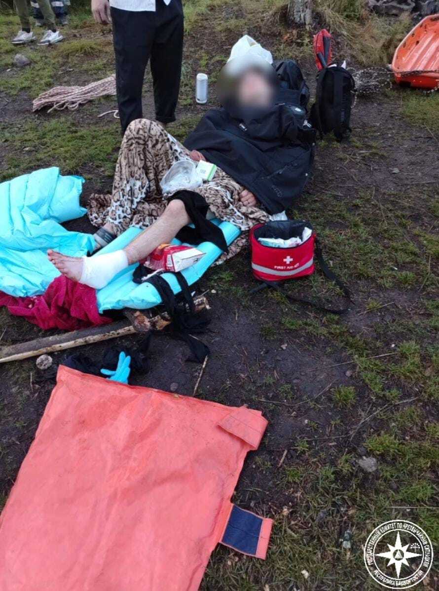 Турист уронил топор себе на ногу во время похода на Айгирские скалы. Пятеро друзей были в этот момент на самой вершине. Лезвие вошло чётко в ступню сами не понимаем, как . Кровь остановить не смогли и тогда вызвали помощь. Спасатели пробирались в темноте по камням и чаще, нашли бедолаг, забрали пострадавшего и отдали медикам.
