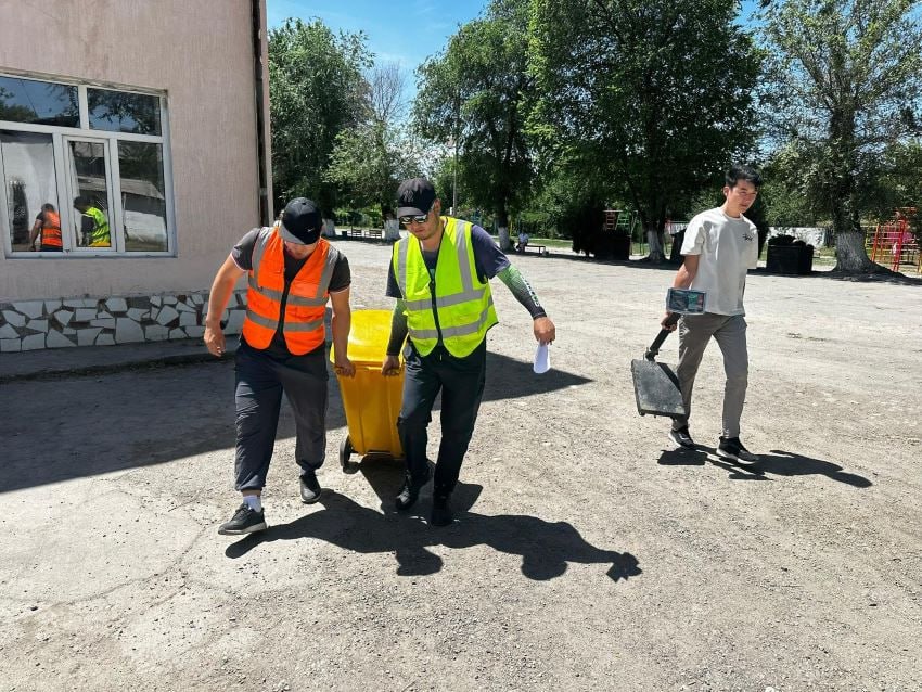 В Бишкеке школам — победителям акции «Твой Эко Заряд» построят детские площадки  По данным мэрии, завершилась экологическая кампания по сбору использованных батареек. Ранее в рамках акции МП «Тазалык» установил специальные баки для сбора использованных батареек в 64 школах столицы. Учащиеся, учителя и родители активно включились в процесс, демонстрируя высокую экологическую осознанность, отметили в муниципалитете.  Сегодня, во Всемирный день окружающей среды, будут объявлены три победителя, собравшие наибольшее количество батареек. В этих школах будут построены современные детские площадки или воркаут-зоны.  Собранные батарейки будут переданы для правильной утилизации, чтобы предотвратить загрязнение окружающей среды и сохранить здоровье будущих поколений.