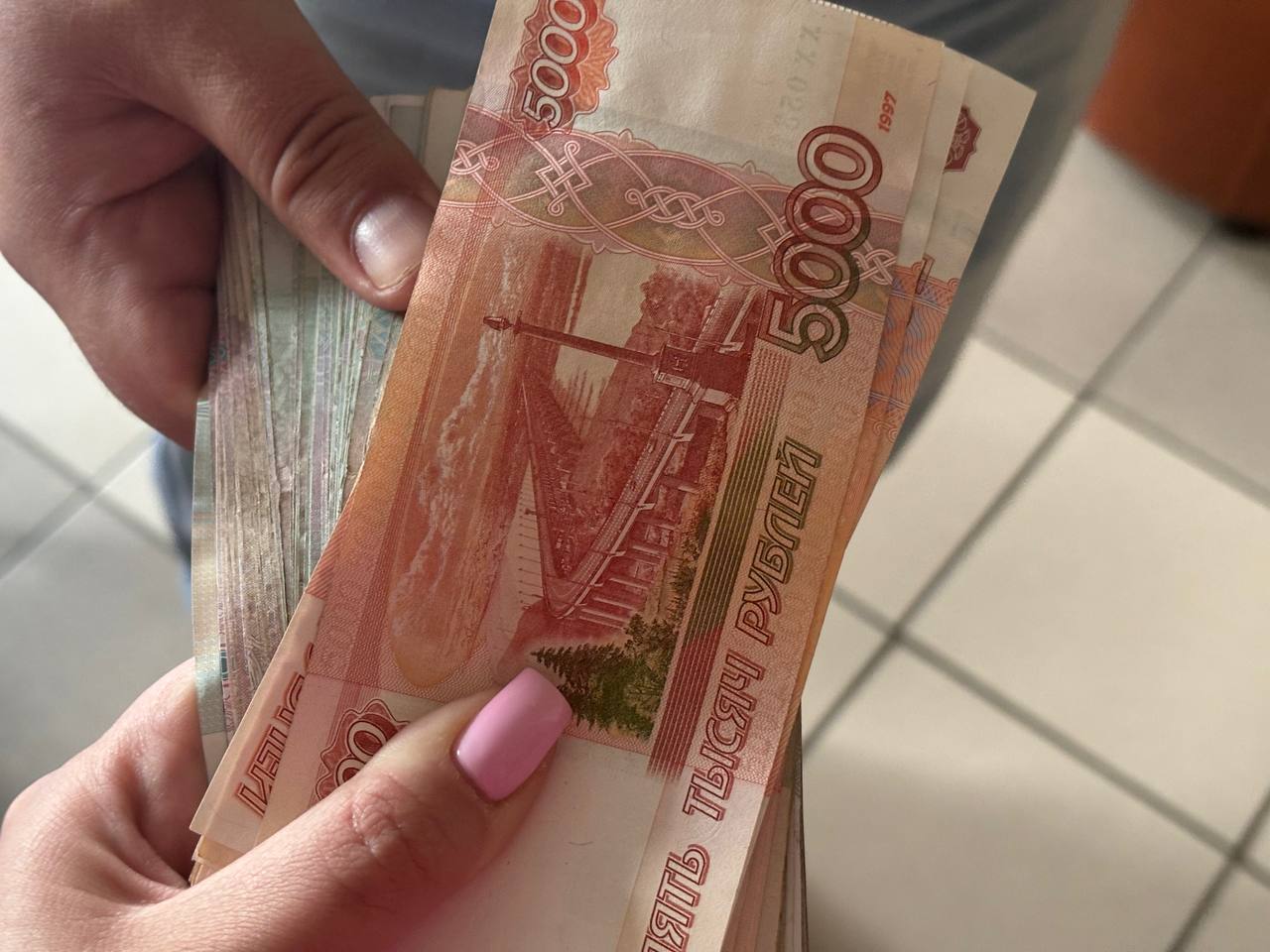 Размер «подъемных» молодым специалистам увеличили в ЕАО  Закон о дополнительных мерах по привлечению и закреплению молодых специалистов для работы в Еврейской автономной области был принят еще в 2013 году. В нем была закреплена норма о единовременной выплате молодым специалистам, приезжающим на работу в сельскую местность.   Размер «подъемных» не менялся до 2024 года. В прошлом году и в этом сумма выплаты была повышена.  По инициативе врио губернатора ЕАО Марии Костюк теперь в законе закреплено положение о ежегодной индексации выплаты.  В 2025 году ее размер составляет 165 тысяч рублей, в 2026-м составит 186 тысяч. В бюджете области на эти цели дополнительно будет заложено более 1,4 млн рублей.     Все НОВОСТИ ЕАО в одном месте  жми    Прислать новость