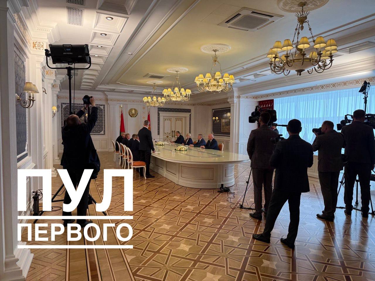 Сегодня у Президента кадровый день  Александр Лукашенко произвел кадровые ротации в руководстве четырех министерств    Глава государства согласовал назначение Елены Богдан первым заместителем министра здравоохранения.    Иван Вежновец по решению Президента сменит работу в должности первого замминистра в одном министерстве на другое. Вместо Министерства антимонопольного регулирования и торговли — Министерство экономики.    На должность заместителя министра связи и информатизации согласован директор ОАО «Гипросвязь» Антон Алексеев.    В Министерстве сельского хозяйства и продовольствия появятся два новых замминистра - Виталий Кулак  и Александр Яковчиц    Согласован новый директор Департамента государственных знаков Министерства финансов. Им стал Виталий Гармашук