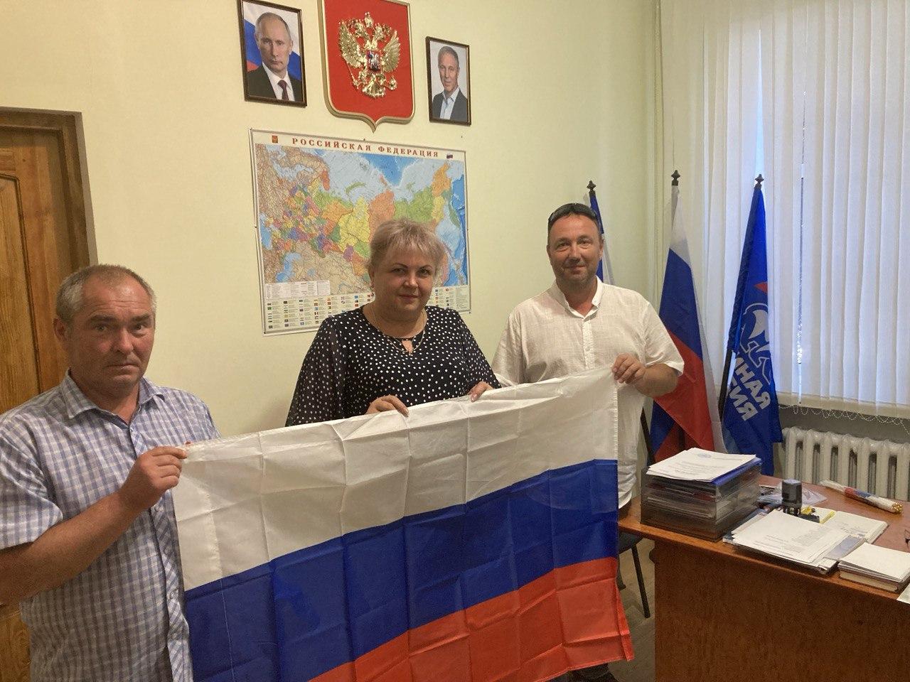 Рязанцы наметили план взаимодействия с администрацией Великолепетихского округа Представители региона шефа Рязанской области встретились с главой Великолепетихского округа Ольгой Барановской Во время встречи они рассмотрели актуальные проблемы муниципалитета и определили перспективы дальнейшего взаимодействия Вопросы требующие первоочередного решения взяты в проработку Особое внимание уделят предоставлению гуманитарной помощи населению Также рязанцы в преддверии Дня государственного флага передали в администрацию атрибуты с российской символикой