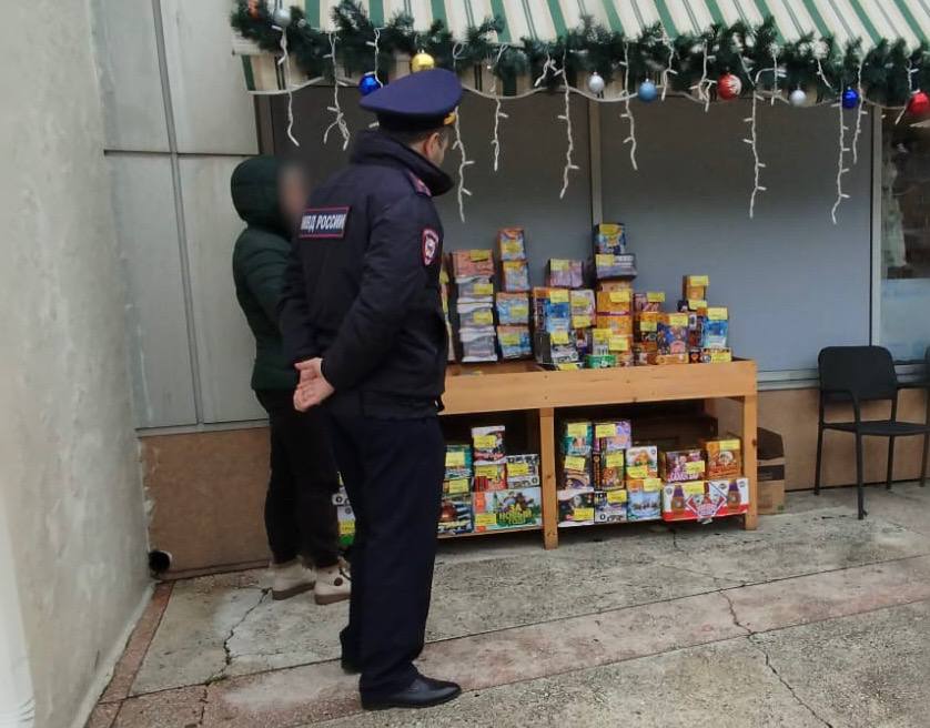 Уличных торговцев пиротехникой привлекли к ответственности полицейские в Адлере   В отношении 4 «коммерсантов» составлены административные протоколы за незаконную предпринимательскую деятельность и размещение торговых объектов без согласования с администрацией. Изъято более тысячи петард и фейерверков      Поддержать наш канал