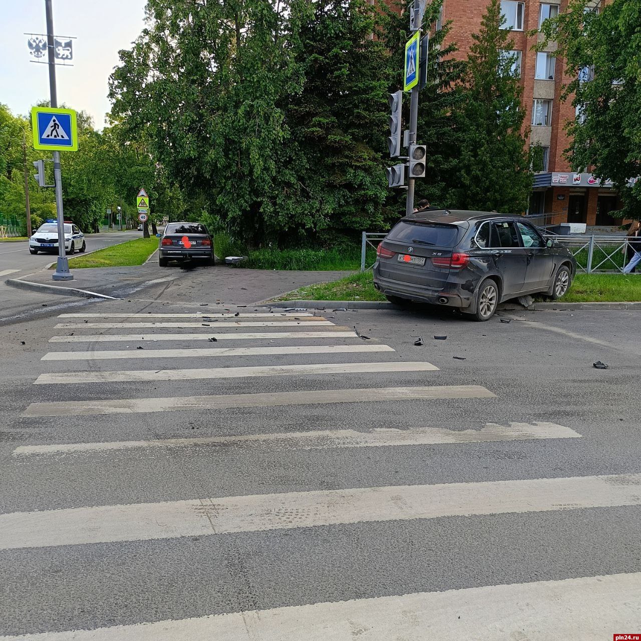 Трехмесячный ребенок и еще двое пострадали в столкновении BMW в Пскове Трое пострадавших в столкновении двух BMW в Пскове получили незначительные травмы. Пострадали женщина и два ребенка. 7 июня в 18.20 на перекрестке улиц Петровской и Розы Люксембург вблизи дома № 53 мужчина 2000 года рождения за рулем машины BMW 530 при проезде нерегулируемого перекреста по второстепенной дороге не уступил дорогу BMW X5 под управлением мужчины 1982 года рождения. За медицинской помощью обратилась женщина 2001 года рождения, пассажирка BMW 530. Также осмотрены трехмесячный ребенок 2025 года рождения и девочка 2017 года рождения. Все были пристегнуты, младенец находился в детском удерживающем устройстве. У пострадавших выявлены ушибы. В частности, у самого маленького пассажира – под вопросом закрытая черепно-мозговая травма, ушиб мягких тканей лба.