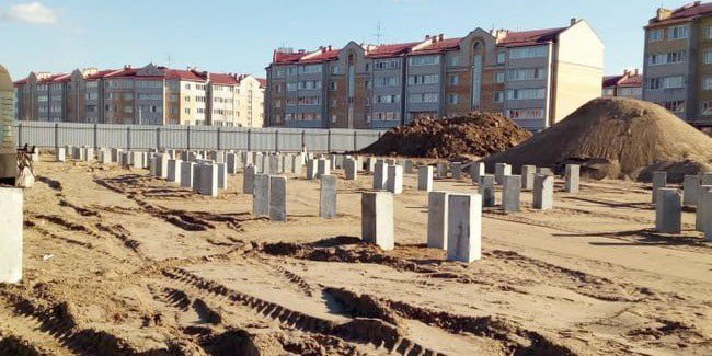 Строительство школы в Ясной Поляне возобновилось Власти объявили о перезапуске проекта. Подрядная организация приступила к подготовке территории, а в августе начнётся активная фаза работ. На площадке уже организован временный городок и завезены материалы. Сдача объекта – 2027 год. Ждем? / Подпишись Говорящий Омск