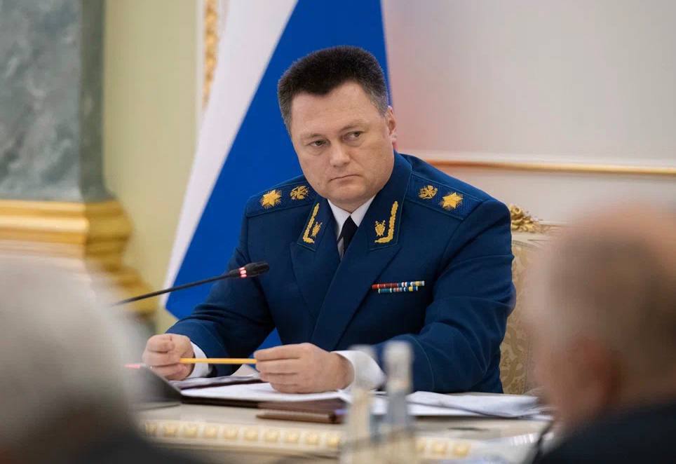 Бездействие администрации Владивостока, которая не предпринимала мер для оформления права собственности на бесхозную скейт-площадку и приведения её в нормативное состояние, потребовало реакции прокурора. В результате объект признан непригодным и демонтирован. Всего по Приморскому краю в результате прокурорских проверок в текущем году порядка 20 детских и спортивных площадок приведены в нормативное состояние. Работы по ремонту демонтажу и замене неисправных элементов, которые представляли угрозу безопасности детей, проведены в Анучинском, Надеждинском, Черниговском, Хорольском, Яковлевском районах, городах Лесозаводск и Находка. На площадках размещены номера телефонов экстренных служб и обслуживающих организаций, а также информация о правилах эксплуатации и возрастных ограничениях. В городе Спасск-Дальний по мерам прокурорского реагирования на придомовой территории многоквартирного дома на единственной детской площадке в микрорайоне демонтировано пришедшее в негодность игровое оборудование и установлены новые архитектурные формы. В числе прочего, в Хорольском районе прокурор в судебном порядке добивается возмещения вреда, причиненного несовершеннолетнему, который получил травму пальцев, катаясь на горке в неудовлетворительном состоянии.