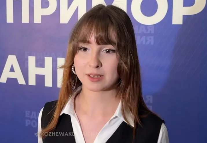 Девятиклассница из Уссурийска спасла четырехлетнего ребенка который едва не выпал с третьего этажа 15 летняя Кристина Кухарьпроходила мимо дома на улице Советской и случайно подняла голову На козырьке балкона третьего этажа она увидела испуганного четырехлетнего мальчика Ребенок выбрался на узкую бетонную полосу между этажами и любое его неловкое движение могло закончиться падением Кристина позвонила в службу спасения и до приезда специалистов оставалась рядом с малышом Я была во дворе своего дома и услышала какой то странный звук скрежет сверху Подняла голову и увидела как мальчик 3 4 лет выползает из балкона своей квартиры Не растерявшись я сразу подбежала к ребенку стала вести с ним диалог позвонила в службу спасения по телефону 112 связалась и вызвала уже спасателей После чего продолжала диалог с ребенком отвлекала его спрашивала как его зовут где его родители что ему нравится рассказала Кристина Кухарь Когда приехали полиция МЧС и скорая специалисты сняли мальчика и передали матери которая как выяснилось отлучилась буквально на несколько минут выбросить мусор забыв закрыть балконную дверь За свой поступок Кристина получила медаль всероссийской инициативы Горячее сердце kozhemiakoofficial   Подпишись на kpdvru Мы в Макс