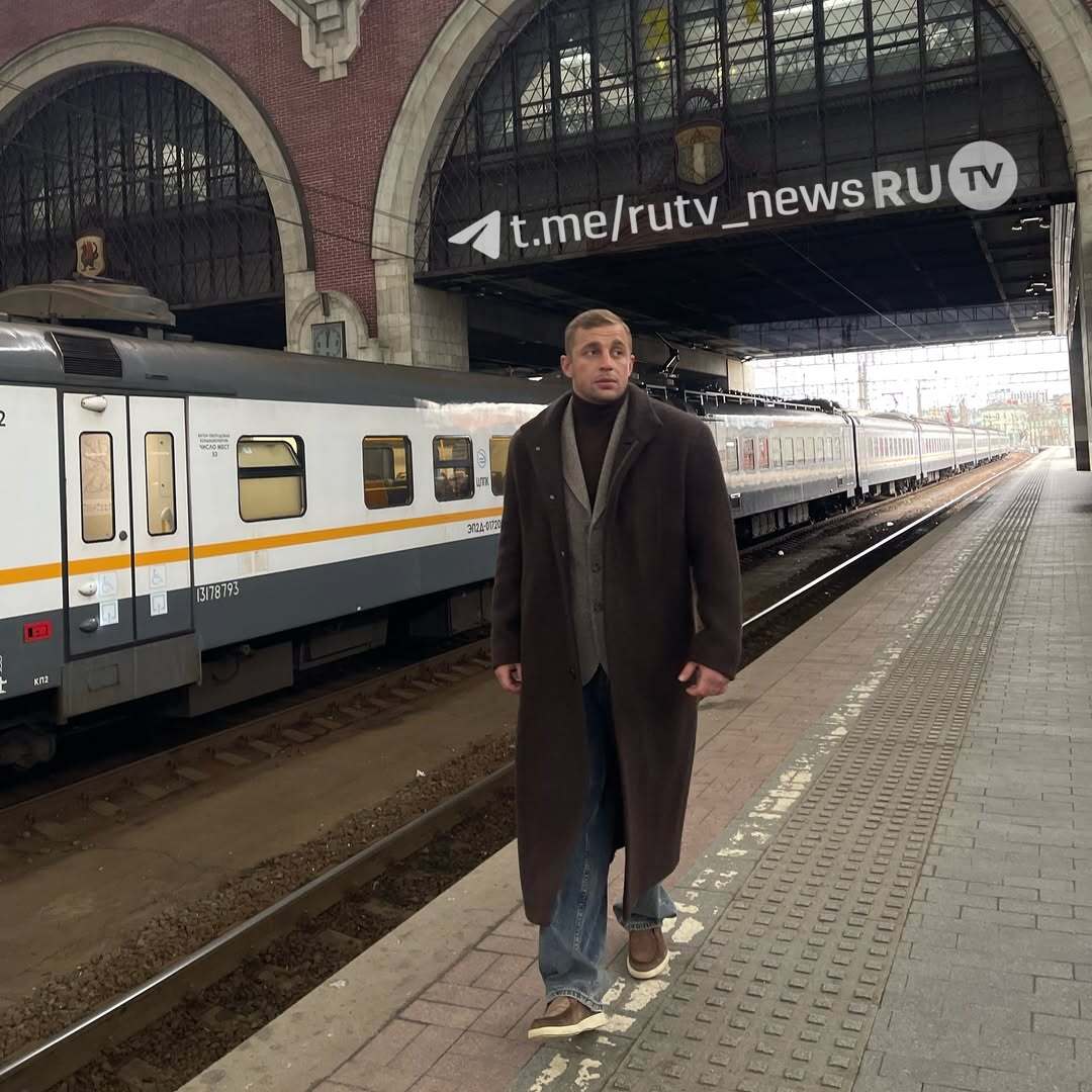 Саша Стоун решил кардинально сменить амплуа Блогер признался, что получает второе высшее образование — теперь он студент факультета политологии. И нет, это не ради контента: он всерьёз нацелился уйти в большую политику «Мы метимся в Госдуму, я работаю не один, а с большой командой. Это исключительно моё решение, хочется заниматься большими спортивными проектами», — рассказал Стоун. Давайте пожелаем Саше в комментах удачи в учёбе!