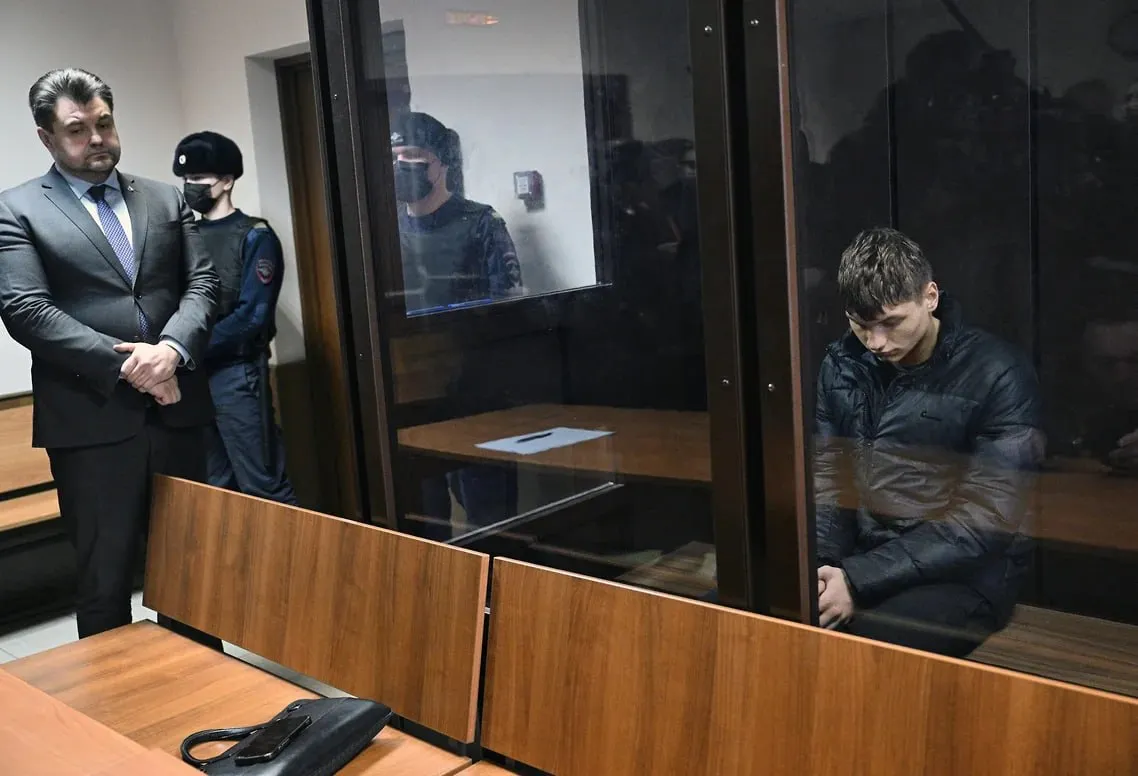 Задержали куратора по делу футболиста Урала 2 обвиняемого в убийстве Подозреваемому 19 лет Его задержали в Санкт Петербурге Следователи считают что парень по просьбе организаторов преступления подобрал курьеров и руководил ими когда они выносили похищенное из квартиры жертвы Футболиста Даниила Секача на фото обвиняют в том что он по приказу мошенников убил московскую предпринимательницу По версии следствия забравшись к ней в квартиру игрок Урала 2 избил и дважды ударил ножом хозяйку квартиры когда она не назвала ему пароль от сейфа Он вынес из квартиры деньги и другие ценности Позже Даниила обвинили в насильственных действиях сексуального характера Ему грозит до 25 лет колонии Фото Глеб Щелкунов Коммерсантъ   на связи в TG MAX VK