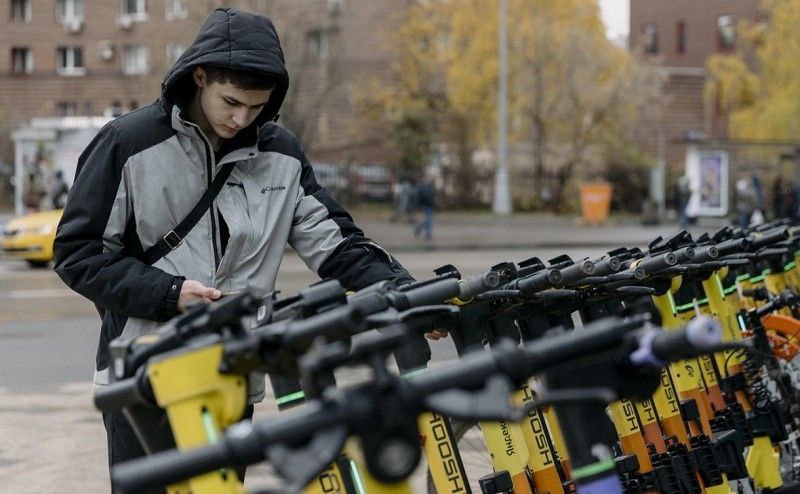 Собянин пообещал не запрещать в Москве самокаты и другие средства индивидуальной мобильности Автомобилистам никогда не нравились пешеходы а пешеходы автомобилистам И обоим не нравятся велосипедисты самокатчики и так далее Можно конечно вообще всё запретить Но надо понимать что услугами курьеров пользуются уже 80 москвичей то есть это часть нашей жизни Поэтому запретами здесь не обойдёшься Надо просто следить и наводить порядок шаг за шагом При этом саму доставку не убить это тоже важно заявил Собянин в ходе прямой линии в эфире телеканалов ТВ Центр и Москва 24 Мэр подчеркнул что нарушения правил дорожного движения контролирует ГАИ По его словам Москва это единственный город в стране где для курьеров ввели специальные обязательные стандарты Они включают вид велосипеда или другого средства передвижения форму одежды и проверку через базу данных МВД PROtransport