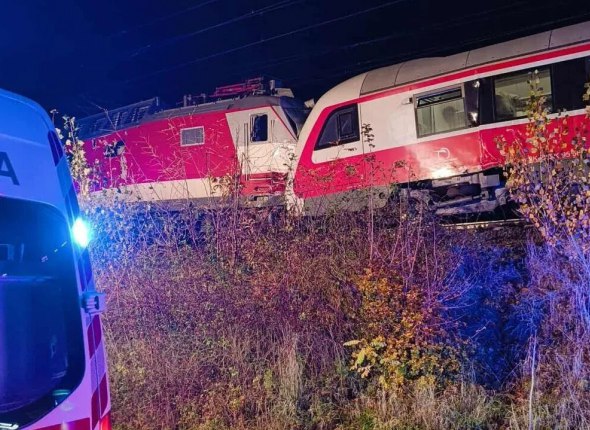 Более 30 человек пострадали при столкновении двух поездов Два пассажирских поезда столкнулись у Братиславы Читать подробнее на сайте