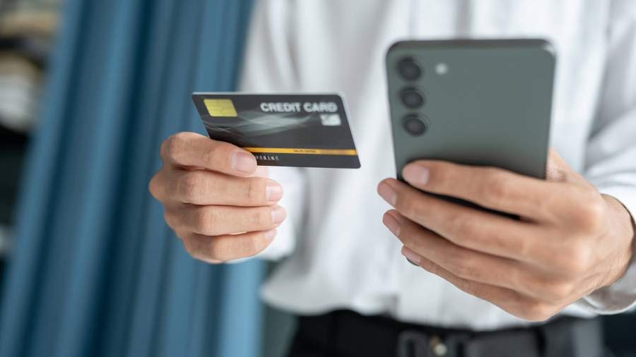 Госдума приняла в первом чтении законопроект который запрещает принимать ставки с кредитных карт Кроме этого нельзя будет размещать букмекерские конторы и пункты приема пари по соседству с микрофинансовыми организациями Как рассказали в Госдуме зависимые от азартных игр люди теряют контроль при проигрыше и хотят отыграть деньги Для этого используются кредитные карты и займы полученные в МФО jkinvest news jkinvest