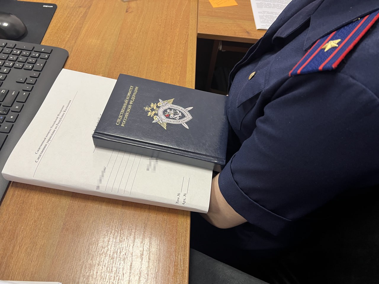 В Калмыкии завершено расследование уголовного дела по обвинению четырех местных жителей в хищении бюджетных средств в размере 38 миллионов рублей. По версии следствия, в целях хищения бюджетных средств в виде субсидии на возмещение части осуществленных расходов обвиняемые в декабре 2020 года предоставили в Министерство сельского хозяйства Республики Калмыкия подложные документы, содержащие недостоверные сведения о проведенных мероприятиях, а также о сумме денежных средств, затраченных на их выполнение. На основании представленных документов министерство приняло решение о перечислении субсидии из республиканского бюджета на возмещение части затрат на проведение гидромелиоративных и культуртехнических мероприятий в размере более 38 миллионов рублей, которыми обвиняемые распорядились по своему усмотрению, обратив в свою пользу. Вот что сообщила старший помощник руководителя регионального следственного управления СК России Тамара Эльдеева. Фото и видео: Следком Калмыкии Быть в курсе Прислать новость