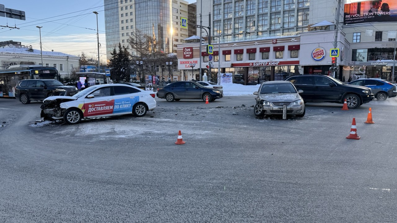 Очевидцы сообщили ГКЕ о жестком ДТП у бывшего Рубина Перекресток улиц 8 Марта и Малышева не поделили два водителя О возможных пострадавших не сообщается Движение на участке осложнено