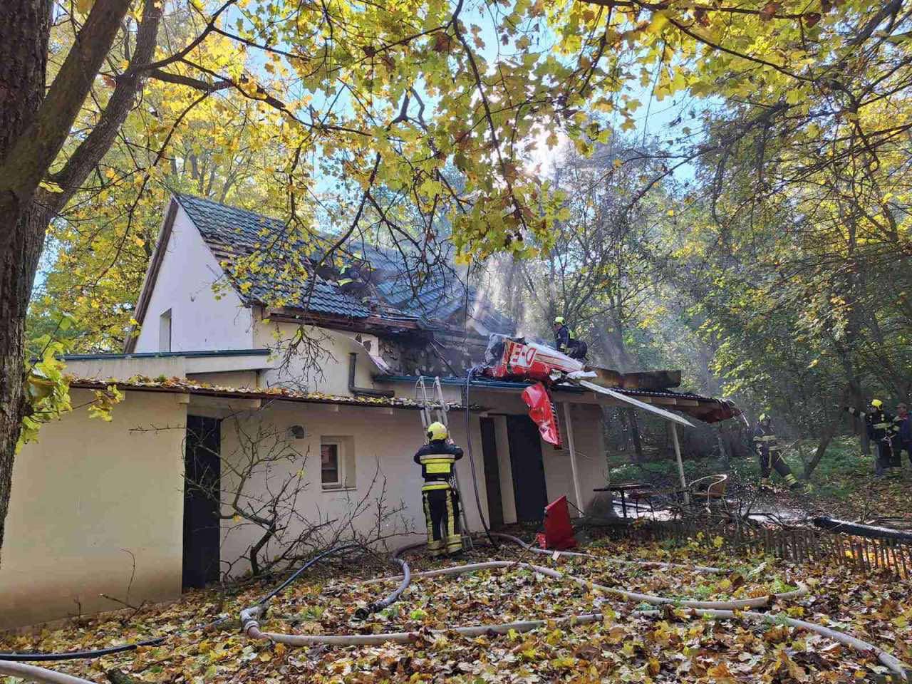 Самолет упал на базу отдыха, появились первые фото с места авиакатастрофы.