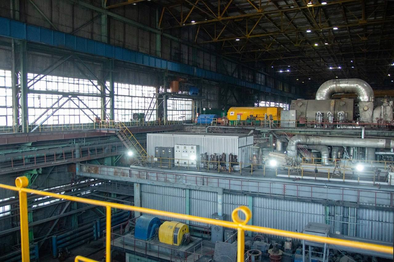 Эн начала строительство новой тепловой электростанции в Иркутской области Эн приступает к строительству в Усолье Сибирском новой тепловой электростанции мощностью 690 мегаватт Проект станет первым крупным объектом тепло и энергогенерации построенным в Иркутской области за последние 50 лет Особенностью станции является высокий уровень автоматизации технологических процессов и применение передовых технологий для защиты окружающей среды включая очистку дымовых газов от золы на 99 9 Мероприятия ведутся в рамках программы Конкурентного отбора мощности новых генерирующих объектов КОМ НГО Бюджет реализации проекта строительства в Усолье Сибирском новой тепловой электростанции мощностью 690 мегаватт составит не менее 250 млрд рублей Электростанция конденсационного типа будет состоять из трех энергоблоков Планируется что они будут вводиться в эксплуатацию последовательно в период с 2028 по 2029 годы Объект разместится на площади 52 га рядом с действующей ТЭЦ 11 обслуживаемой Байкальской энергетической компанией На данный момент компанией получено положительное заключение экспертизы проектной документации организованы поставки котельного оборудования рассказывает первый заместитель генерального директора по коммерции и капитальному строительству Эн Давид Погосбеков В строительстве будет задействовано до 2 5 тысячи специалистов По его словам проект может позволить снизить дефицит мощности в регионе и обеспечить новые рабочие места