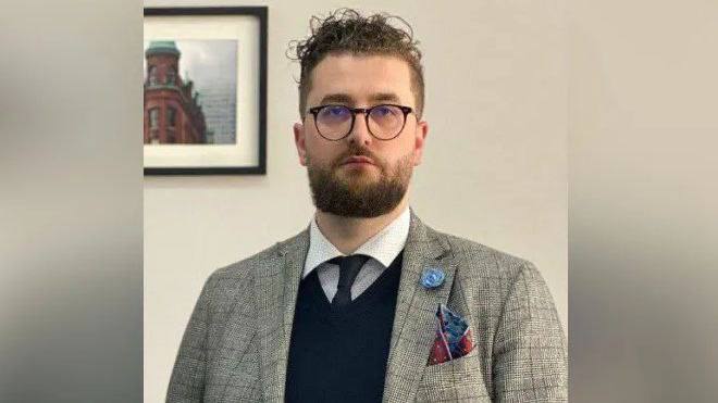 В Петербурге задержали главу комитета по госзаказу Дениса Толстых Как сообщает СК установлено что группа сотрудников комитета по государственному заказу Санкт Петербурга в 2024 году разработала и реализовала преступную схему по предоставлению преимуществ ряду коммерческих организаций участникам государственного заказа обеспечив им победу в конкурсах 6 февраля был задержан начальник отдела осуществления централизованных закупок комитета по государственному заказу Егор Леонов По результатам проведенных следственных действий следователями установлен организатор схемы председатель комитета Денис Толстых Он задержан в аэропорту Пулково при попытке вылететь из Санкт Петербурга