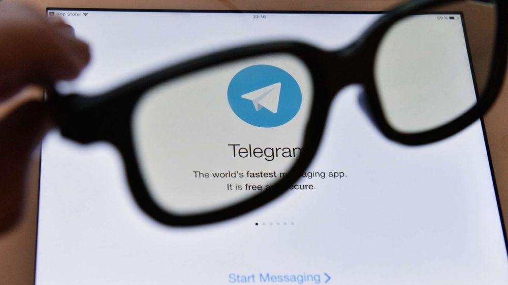 В Крыму предупредили об очередном фейке в Telegram ⁠ СИМФЕРОПОЛЬ, 24 фев – РИА Новости Крым. Аферисты создали фейковые Telegram-каналы и. о. начальника Управления Судебного департамента Крыма Алексея Черникова, сообщили в ведомстве.  "Мошенники создали фейковые Telegram-каналы исполняющего обязанности начальника Управления Судебного департамента в Республике Крым Алексея Черникова и рассылают сообщения от его имени", – сказано в сообщении.  Крымчан призывают не реагировать на мошеннические сообщения и блокировать фейковые страницы.  Ранее в понедельник сообщалось о том, что аферисты также создали  фейковый Telegram-канал главы МЧС Крыма.  Также мошенники создали фейковые Telegram-каналы главы администрации Черноморского района Крыма Александра Дудинова, главы админ...  Подробнее>>>