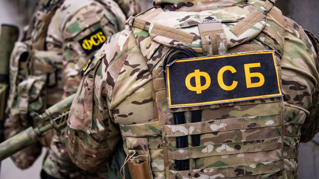 Двое жителей Дагестана стали фигурантами дела о терроризме Уголовные дела за участие в деятельности международной террористической организации в Египте возбудили в отношении двоих жителей Дагестана. Об этом сообщает пресс-служба УФСБ по республике. «В период с 2023 по 2024 год двое жителей Республики Дагестан, разделяя идеи создания всемирного халифата и находясь на территории Египта, принимали участие в деятельности одной из международных террористических организаций, запрещенной в РФ», - говорится в сообщении. Они занимались сбором денежных средств через интернет, предназначавшихся для приобретения военного оборудования, оружия, боеприпасов и техники, использовавшихся в дальнейшем для совершения террористических преступлений. Южная служба новостей
