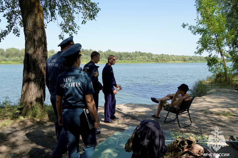 180 волгоградцев наказали за костры в период особого режима Шашлыки и сжигание травы на придомовом участке - под запретом. 180 фактов нарушений особого противопожарного режима за неделю выявлено в Волгоградской области. Как сообщают "Городские вести" со ссылкой на пресс-службу ГУ МЧС по региону, некоторые жители до сих пор игнорируют установленные запреты. Всего за минувшую неделю патрульно-контрольные группы провели 434 рейда. Составлено 180 протоколов об административном правонарушении. Сотрудники МЧС проинструктировали свыше 3135 человек и раздали почти 3,5 тысячи листовок с информацией об особом противопожарном режиме. В этот период предусмотрен запрет на разведение костров, сжигание мусора и сухой растительности.