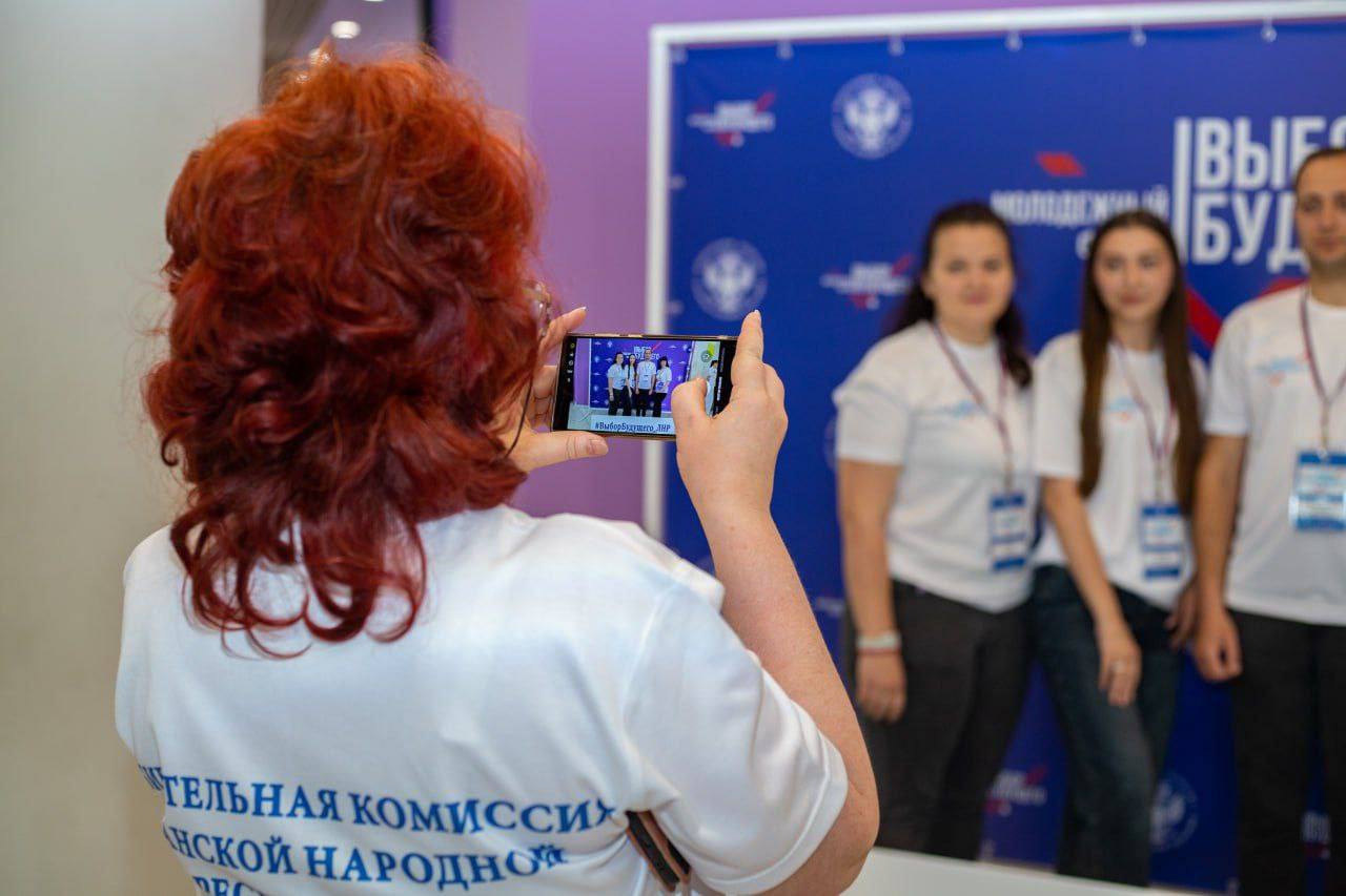Посетил молодежный форум «Выбор будущего». Он посвящен повышению правовой культуры молодых и будущих избирателей. В республике такое событие впервые. Мероприятие объединило активных юношей и девушек из Луганской и Донецкой народных республик – волонтеров и членов молодежных избирательных комиссий. Считаю, что название выбрано неслучайно, ведь за молодежью будущее. Им предстоит развивать науку и промышленность, укреплять экономический и технологический суверенитет страны. И их выбор определит будущее не только Донбасса, но и всей России. Поэтому важно, чтобы ребята знали основы избирательного права и делились этой информацией со сверстниками. Искренне рад тому, что форум стал для них отличной обучающей площадкой. В нашем регионе, как и по всей стране, проводится системная работа по повышению активности молодежи в выборных процессах. Созданы молодежные избирательные комиссии, а в мероприятиях по правовому просвещению только в апреле и мае этого года приняли участие более 10 тысяч молодых и будущих избирателей. Убежден, с каждым подобным форумом интерес молодежи к избирательному праву будет только расти.