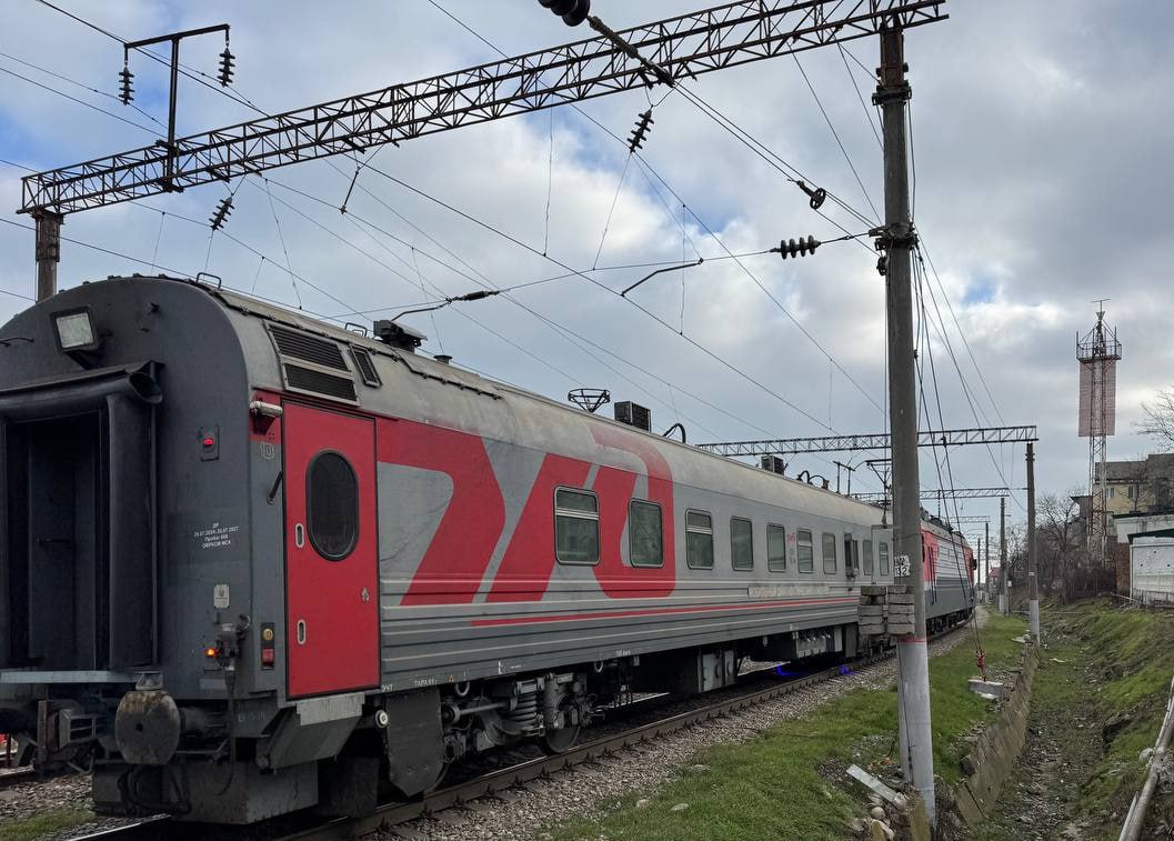 Более 1,7 млн пассажиров воспользовались железнодорожным сообщением в Дагестане    По итогам 2024 года в Дагестане объемы пассажиропотока железнодорожным сообщением возросли на 9%.  Всего этим видом транспорта в минувшем году воспользовались 1,7 млн человек.   Так, вокзал Махачкалы обслужил 564 тысячи пассажиров, а Дербента - 339 тысяч.   Лидером по количеству пассажиров стал вокзал Адлер  7,6 млн человек . Второе место у вокзала Сочи  более 5 млн . Третье место у вокзала Ростов-Главный  4,6 млн человек .    Канал – Экономика Дагестана