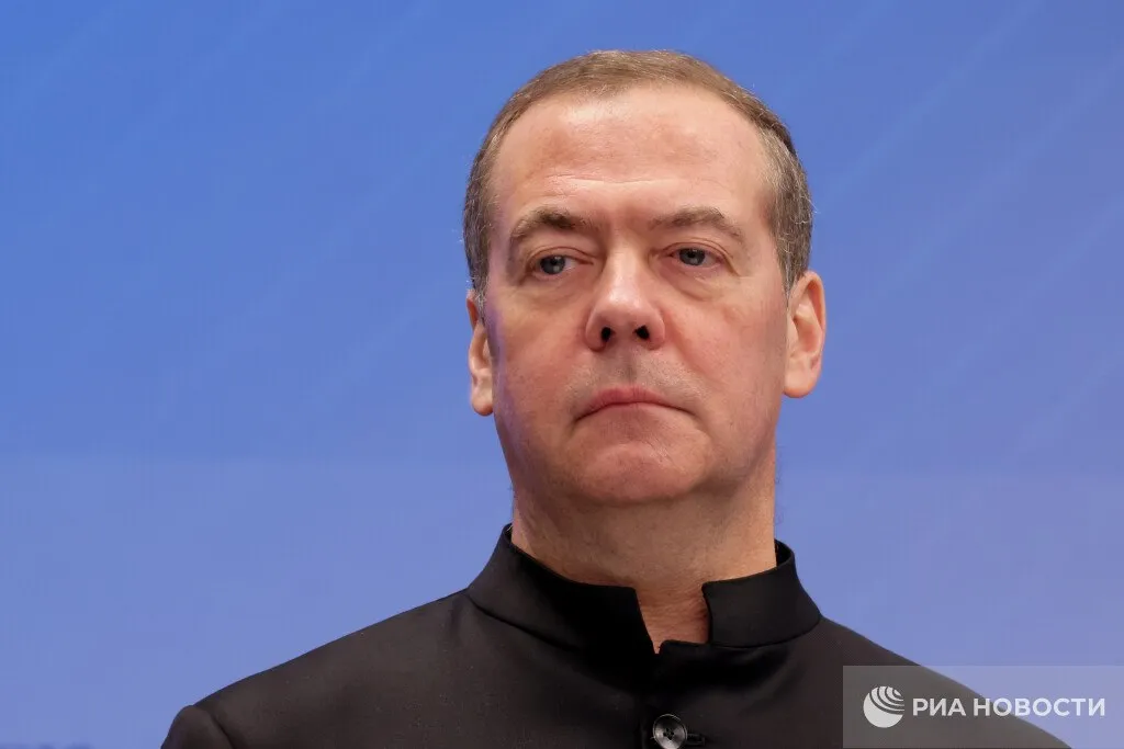 Американцы не впрягутся за Европу если начнется ее конфликт с Россией считает Медведев И дело отнюдь не в критическом отношении Трампа к европейцам и даже не в нынешнем конфликте с Ираном на который уходят все силы США По мнению Медведева Штатам Европа просто не нужна и им ее совсем не жаль Ведь она тот надоедливый и вредный дальний родственник который привык сытно жрать со стола хозяина Поэтому прежде чем орать о готовности дать решительный отпор Кремлю и нанести сокрушительное поражение России просто оцените свои силы без учёта возможностей США Подписаться на РИА Новости