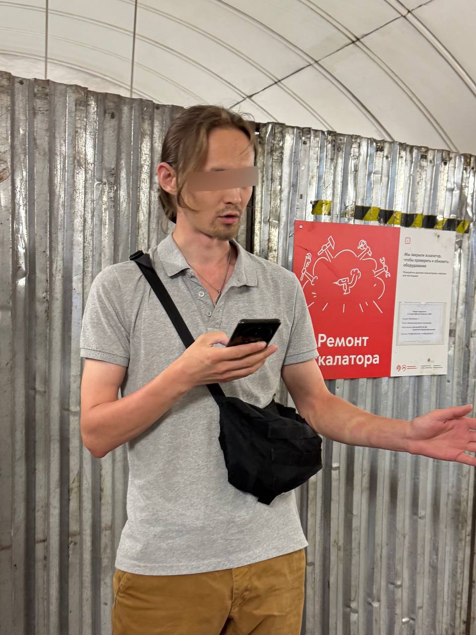 Мужчины в метро помогли москвичке остановить незнакомца, снимавшего ее под юбкой на эскалаторе.   Неприятная история произошла в пятницу, 25 июля, в переходе со станции метро Чеховская на Тверскую. Девушка, ничего не подозревая, ехала на эскалаторе. Мужчины остановили незнакомца рядом с ней, заявив, что он снимал пассажирку под юбкой, и заставили удалить видео. Сама девушка рассказывает, что в тот момент сильно растерялась и испугалась.  «Сначала один парень заметил, начал говорить ему "Ты че делаешь? Удаляй". Я поняла, что это про меня. Этот фотограф начал быстро подниматься, парень его остановил, они поднялись и заставили его удалить при них. После этого фотограф быстренько удалился, я не знала, что делать, просто сказала "Спасибо", они ответили мне "Будьте осторожны", мы разошлись. На самом деле очень благодарна им и рада, что есть такие мужчины», — рассказывает девушка.   Сейчас, отойдя от шока, москвичка планирует написать заявление в полицию.