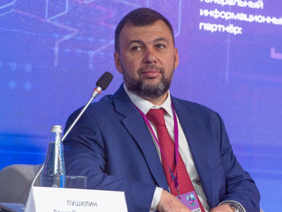 Глава Донецкой Народной Республики Денис Пушилин объявил о своих планах по изменению назначения территории металлургического комбината «Азовсталь». Он считает, что восстановление завода нецелесообразно из-за значительных повреждений, которые он получил. По мнению Пушилина, использование этой территории для развития курортной инфраструктуры может стать хорошей альтернативой. Он отметил, что регион обладает значительным туристическим потенциалом благодаря протяженности береговой линии в 124 километра. Глава ДНР подчеркнул, что это открывает новые возможности для расширения туристической сферы. С учетом сложившейся ситуации, Пушилин считает необходимым использовать имеющиеся ресурсы для создания курорта вместо прежнего назначения завода.
