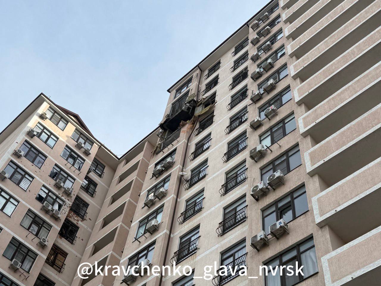 До 15 000₽ увеличили единовременную материальную помощь пострадавшим от ЧС в Новороссийске. Такое решение принял мэр Андрей Кравченко после массированной атаки на город. Ранее такая помощь на одного человека составляла 10 000₽. При этом финансовая помощь из-за частичной утраты имущества первой необходимости увеличилась до 75 000₽. За полностью утраченное имущество — 150 000₽. Новороссийцам, получившим в результате ЧС легкий вред здоровью выплатят 300 000₽, средней тяжести — 600 000₽, при гибели члена семьи родственники получат 1 500 000₽.