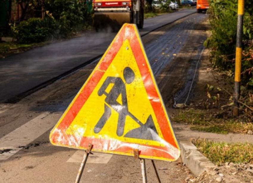 Два участка федеральных трасс отремонтируют на Кубани и в Адыгее Ремонтные работы затронут участок с 30-го по 40-й километр трассы А-159.Там восстановят основание и нижний слой из асфальтогранулобетонной смеси, обновят верхний слой покрытия трассы, дорогу около остановок общественного транспорта и тротуары. Кроме этого, укрепят обочины, восстановят и оцинкуют дорожное ограждение и направляющие устройства, установят новые автопавильоны и нанесут разметку. На трассе А-146 отремонтируют участок от 53-го километра до 58+050 километра. На этом месте ликвидируют просадки, восстановят выравнивающие и верхние слои покрытия проезжей части, укрепят и профилируют обочины и нанесут разметку. Работа Авто Глэмпинг