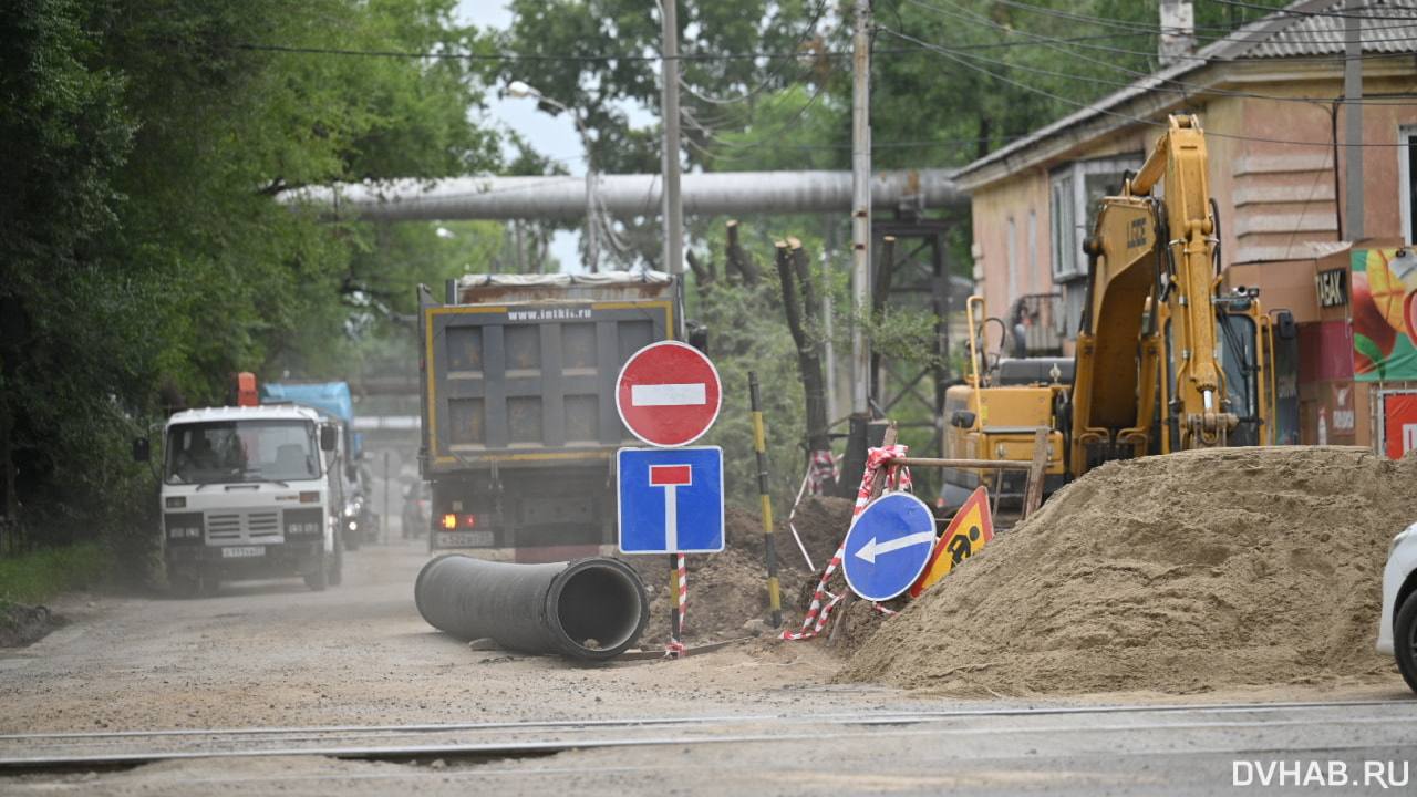Завершат через месяц: дорожные работы стартовали на Строительной   В Хабаровске наконец начался ремонт проблемного участка улицы Строительной  от Краснореченской до Менделеева , на который жители жаловались годами - им даже приходилось самостоятельно подсыпать дорогу, чтобы возить детей в сады и школы.    Прочитать статью полностью