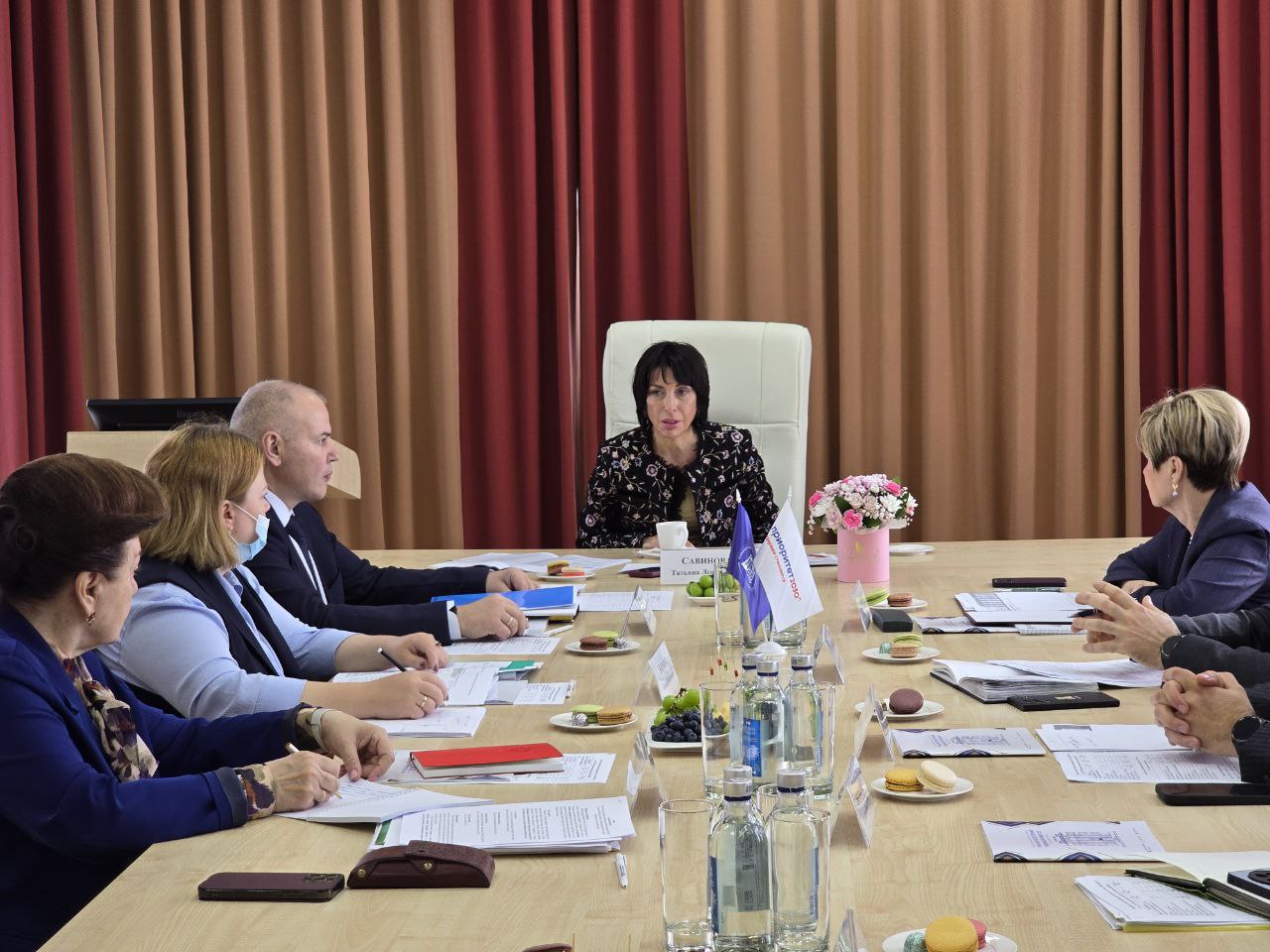 Кадровый потенциал здравоохранения Свердловской области укрепят с помощью новых подходов.  Сотрудничество и поиск новых подходов к решению вопроса нехватки кадров в практическом здравоохранении обсудила заместитель губернатора – министр здравоохранения Свердловской области Татьяна Савинова 18 июля с ректором Уральского государственного медуниверситета Ольгой Ковтун и директором Свердловского областного медицинского колледжа Ириной Левиной.  «Мы переходим в формат еженедельных встреч с руководством медуниверситета и медколледжа для устранения нехватки кадров в отрасли. Уже в сентябре этого года планируем закрыть потребность некоторых районных больниц в узких специалистах за счёт студентов-ординаторов УГМУ второго курса. Молодые врачи под патронажем медуниверситета и опытных коллег начнут работать с пациентами. Совместно с СОМК готовим к запуску пилотный проект "Фельдшер — помощник врача", направленный на повышение компетенций фельдшеров, работающих в сфере первичной медико-санитарной помощи в малых городах и сёлах. В этом году планируем обучить 50 таких специалистов», — рассказала Татьяна Савинова.  Напомним, значимость вопроса врио губернатора Денис Паслер обозначил на пресс-конференции в ходе XV Уральского медиафорума.