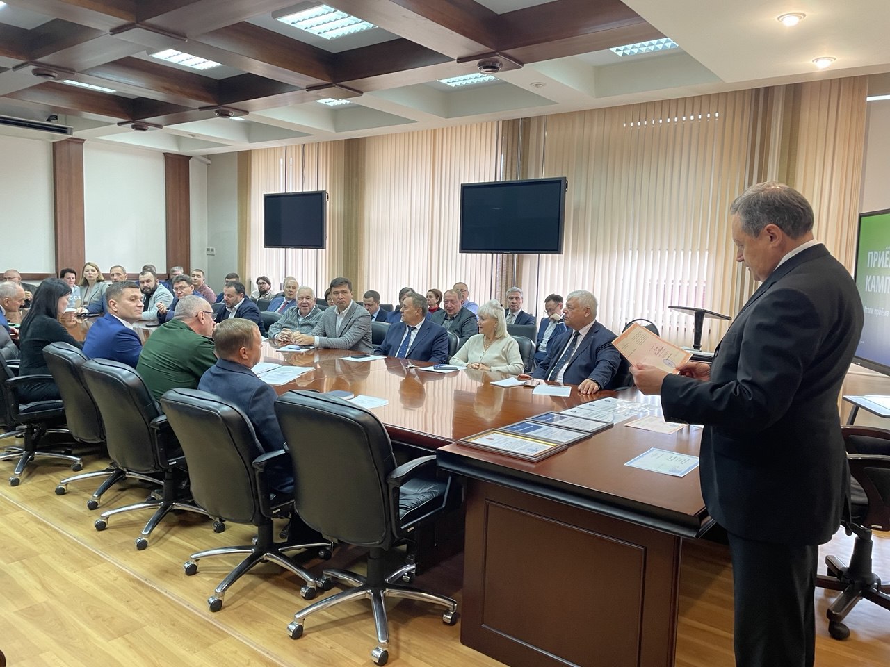 прямосейчас заседание Учёного совета открылось церемонией награждения лучших решетнёвцев   Коллективу Военного учебного центра было вручено Благодарственное письмо Губернатора Красноярского края за большой вклад в развитие добровольческого движения и помощь участникам СВО Под аплодисменты коллег ректор вручил дипломы 6 новым кандидатам технических наук и доцентам Также в честь недавно отмеченного Дня СПО почётными грамотами Университета Решетнёва были награждены преподаватели Аэрокосмического колледжа Виктор Позновский и Евгений Глеков В числе награждённых оказались и 4 студентов именные стипендиаты ФГУП ГХК А ключевым вопросом рабочей повестки сегодня стало обсуждение итогов вступительной кампании 2025 года Участие в обсуждении приняли специально приглашённые на заседание представители предприятий партнеров вуза в том числе Красфармы Красцветмета КЗСК и Центра защиты леса При использовании информации и фотографии указывайте ссылку на первоисточник   Сайт ВК ВК Абитуриенту   ТГ Абитуриенту