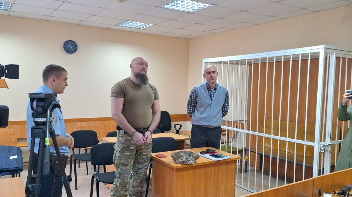 Участник СВО систематически избивал детей во время патриотических занятий Участник войны с Украиной Данил Шарган получил три года колонии за истязание детей в новосибирском военно спортивном центре передает ArbatMedia Бердский городской суд признал 39 летнего руководителя центра Альфа виновным по статье о систематическом насилии над несовершеннолетними Следователи установили что с конца 2023 года по март 2024 года Шарган применял физическую силу к детям во время занятий которые проходили под видом спортивно патриотической подготовки В числе прочего он наносил удары по голове Поводом для начала расследования стало заявление матери одного из воспитанников в марте 2024 года она обратилась в полицию сообщив что на сборах ее 10 летнего сына избили Уголовное дело передали в суд летом 2025 года Сам Шарган свою вину отрицал Несмотря на возбужденное дело в июле он участвовал в выборах в городской совет Новосибирска от партии ЛДПР Прислать новость