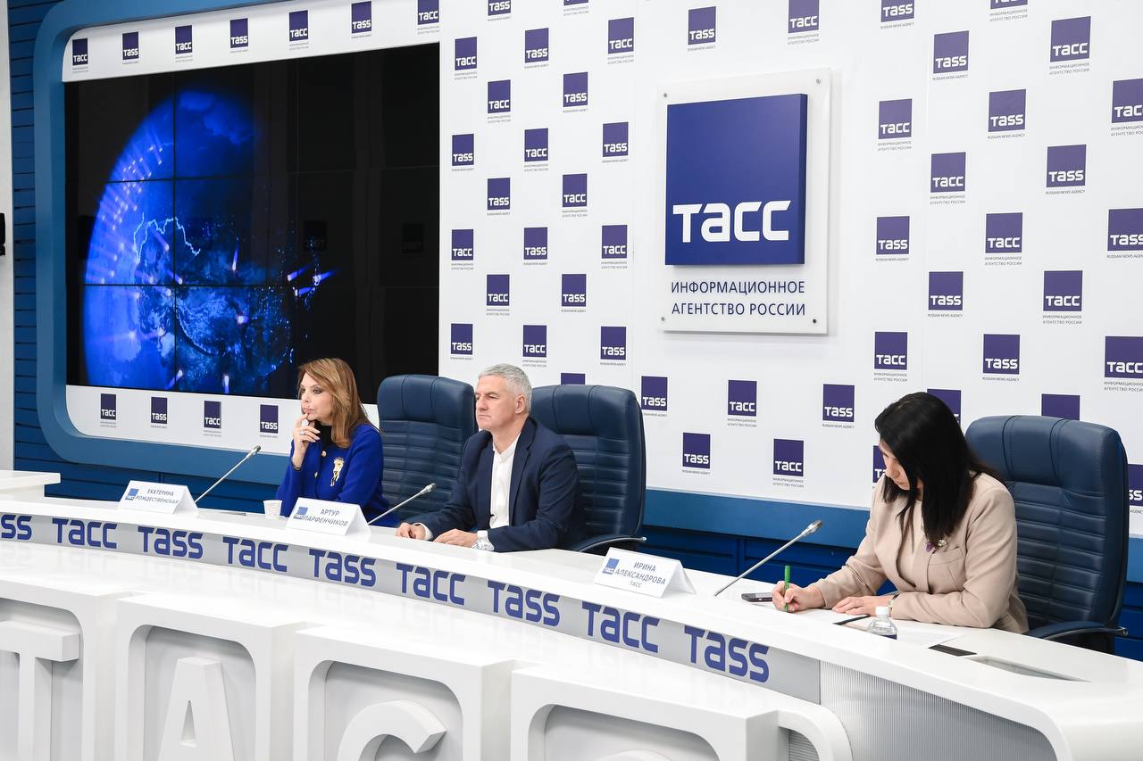 Артур Парфенчиков Турпоток в Карелию за 8 месяцев этого года вырос на 49 Глава региона рассказал о туристическом и экономическом потенциале республики и ответил на вопросы журналистов на пресс конференции в ТАСС 27 октября в Москве Глава Карелии Артур Парфенчиков дал большую пресс конференцию для СМИ Главными темами на встрече с журналистами стали развитие туризма сопутствующей инфраструктуры и инвестиций в карельскую экономику Подробности по ссылке