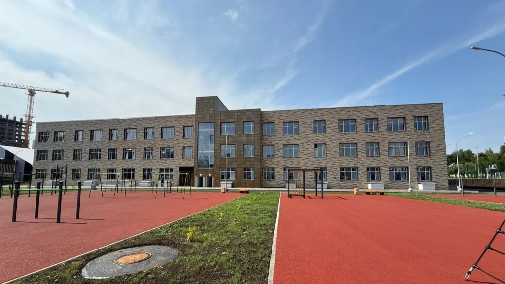 Новая школа ЖК Лето откроется со второй четверти Заявление и документы для обучения будут принимать 31 октября и 1 ноября с 9 00 до 18 00 в кабинетах 101 и 102 При себе нужно иметь личное дело ребенка Напомним единственная школа построенная в этом году в Казани должна была открыться еще 1 сентября УрбанНовости Урбан Медиа