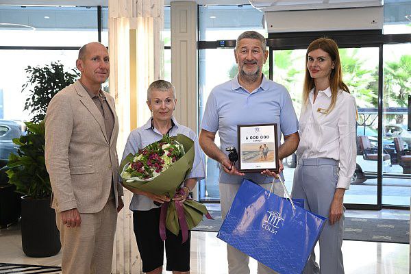 6   миллионного туриста торжественно встретили в Сочи Им стал житель Москвы Андрей Даровских который приехал в отпуск вместе с супругой Натальей По словам замглавы Сочи Сергея Сомко на курорте сейчас отдыхают более 180 тысяч человек kub news ru