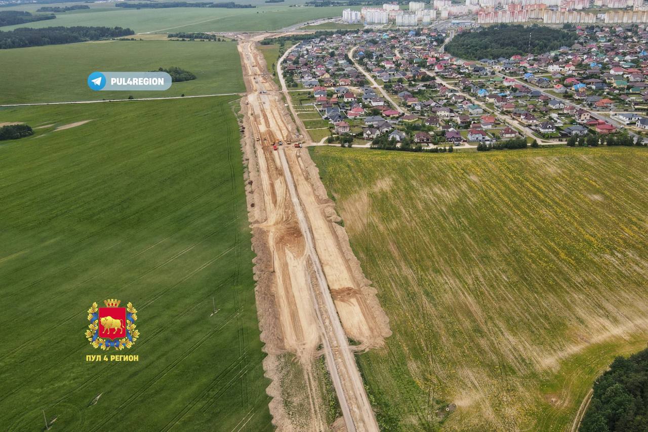 Старую "бетонку" к Ольшанке полностью разобрали. Стройка новой дороги с высоты птичьего полета «Пул 4» решил посмотреть, как ведутся строительные работы по реконструкции «Большого объездного кольца» - от Индурского шоссе до перекрестка с улицей Отечественной. Новую дорогу расширят до четырех полос с разделительной зоной шириной 5 метров. Для пропуска большего потока легкового и грузового транспорта будут модернизированы две кольцевых развязки на пересечении Отечественной-Богушевича и в районе Южного рынка. Для велосипедистов и пешеходов предусмотрена 3-метровая дорожка. Работы ведутся согласно графику. С 6 ноября жители и гости областного центра смогут проехать уже по новой дороге. Напомним, что с 26 мая до 6 ноября 2025 года закрыто движение транспорта от перекрёстка улицы Отечественная и «Большое объездное кольцо» до кольцевого пересечения с Индурским шоссе.