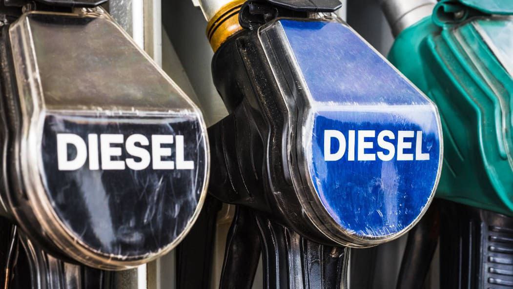 Россия начала поставки дизельного топлива в Афганистан через территорию Ирана Российские нефтетрейдеры начали экспорт дизельного топлива в Афганистан с использованием транзитного маршрута через Иран о чем сообщил директорат иранской Северной железной дороги сообщает РИА Новости Согласно заявлению директора железнодорожной компании Рахмана Масуми первая партия объемом 5 тысяч тонн была доставлена морским путем в порт Амирабад на севере Ирана откуда в течение недели осуществлена ее отправка по железнодорожным путям в направлении Афганистана Данная операция знаменует расширение транзитной торговли в регионе где в последние месяцы Иран и Афганистан активно развивают железнодорожные грузоперевозки Поставки российского топлива последовали за прибытием первой партии иранского дизельного топлива на афганскую железнодорожную станцию Рознак в провинции Герат по железнодорожной ветке Хаф Герат tradewithoutborders