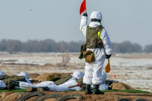 В Казахстане расследуют пятый случай гибели военнослужащего с начала года 17 февраля во время плановых полевых стрельб на полигоне Бейнеу военнослужащий срочной службы регионального командования Запад Сухопутных войск при обращении с оружием получил огнестрельное ранение несовместимое с жизнью По данному факту возбуждено уголовное дело устанавливаются обстоятельства и причины произошедшего Ход расследования взят на контроль Генеральной прокуратурой Подробнее на нашем сайте Актуальные новости из Центральной Азии fergananews