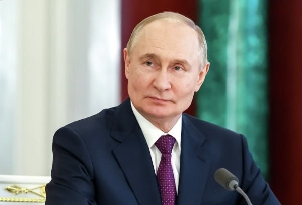Владимир Путин подписал закон о создании в России национального мессенджера Документ опубликован на портале правовой информации. Оператора новой платформы определит правительство. Как следует из закона, сервис должен появиться на базе отечественного программного обеспечения, число его ежедневных пользователей должно составлять более 500 тысяч человек. Граждане также смогут подписывать документы с помощью усиленной электронной подписи. Кроме того, сервис позволит удостоверять личность при помощи цифрового ID. Такой документ можно будет предъявить для подтверждения возраста, права на льготы, при заселении в гостиницах и в ряде других случаев. Подпишись на «Говорит Москва»
