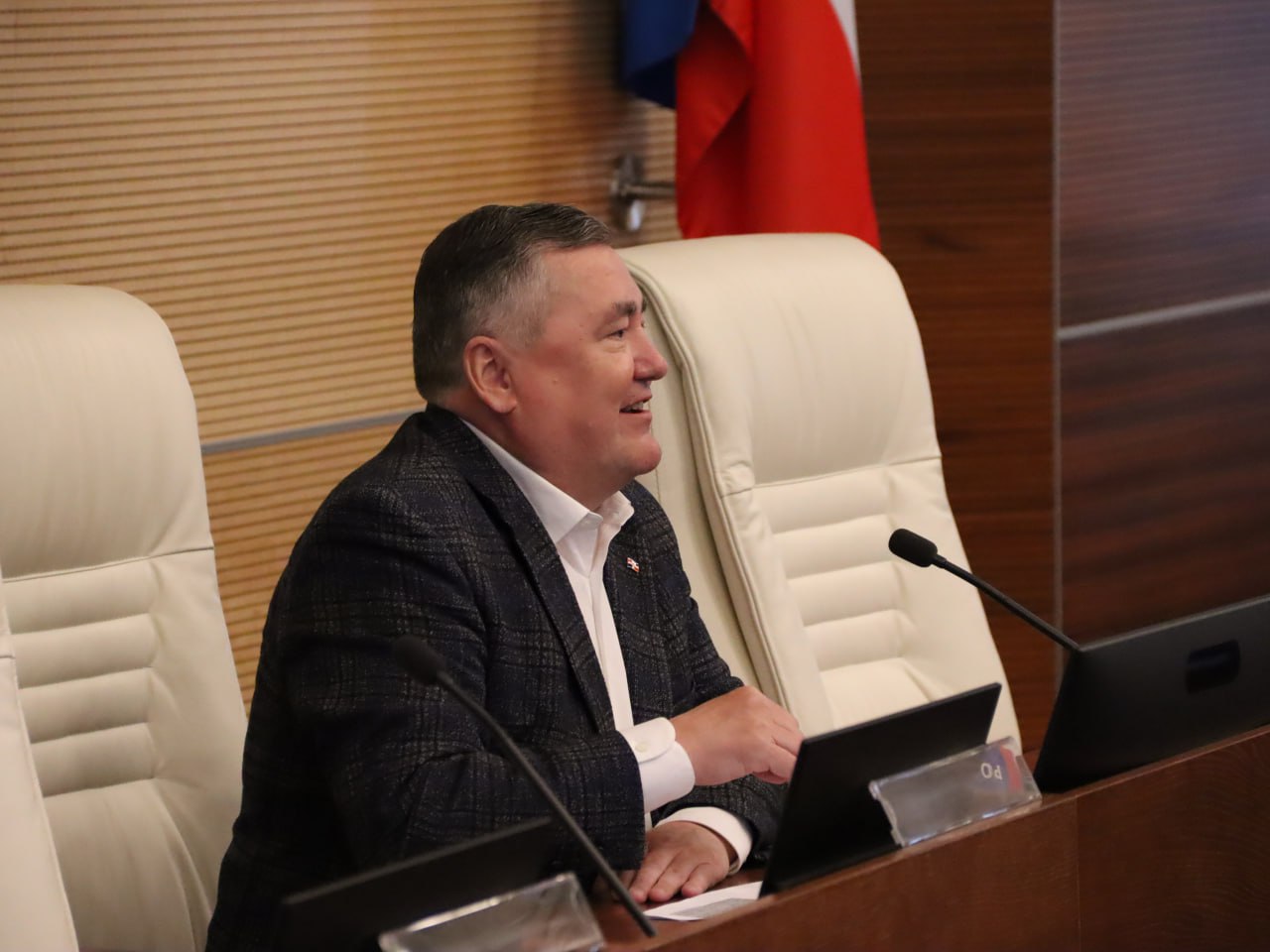 Валерий Сухих: «Наиболее эффективные инициативы местных представительных органов могут быть тиражированы в территориях края» В Пермском крае определили лучшие окружные думы и молодежные парламенты территорий. Краевой парламент подвел итоги ежегодных конкурсов на лучшую организацию работы муниципальных представительных органов и молодежных парламентов. По итогам работы в 2024 году первое место среди муниципальных образований с численностью населения свыше 30 тыс. человек заняла дума Кудымкарского муниципального округа, второе – дума Губахинского муниципального округа, третье – дума Чусовского муниципального округа. Среди муниципалитетов с численностью населения менее 30 тыс. человек победителем признали думу Бардымского округа, второе и третье места заняли думы Осинского и Ординского округов соответственно.