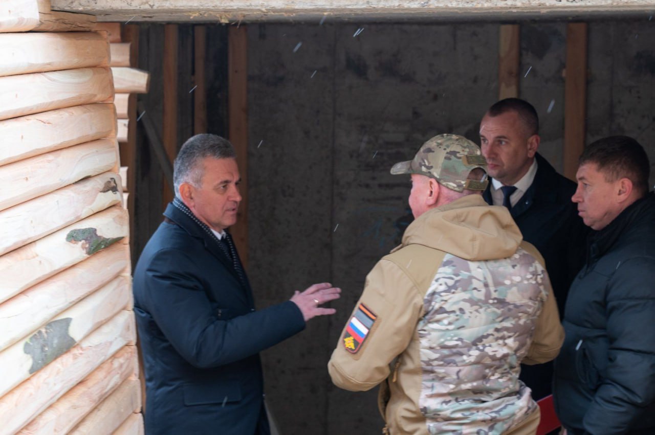 Президент ПМР Вадим Красносельский провел выездное совещание на стройплощадке Приднестровского государственного музея.   Отделение, посвященное Великой Отечественной войне, откроется в мае. Сейчас идут завершающие работы и готовится фонд экспонатов.   Выставочные площади планируют использовать так, чтобы посетители смогли увидеть все экспонаты. Такое поручение дал Вадим Красносельский.  Оформление выставки обсудят отдельно. Специалисты подготовят визуализацию и представят материалы Президенту.