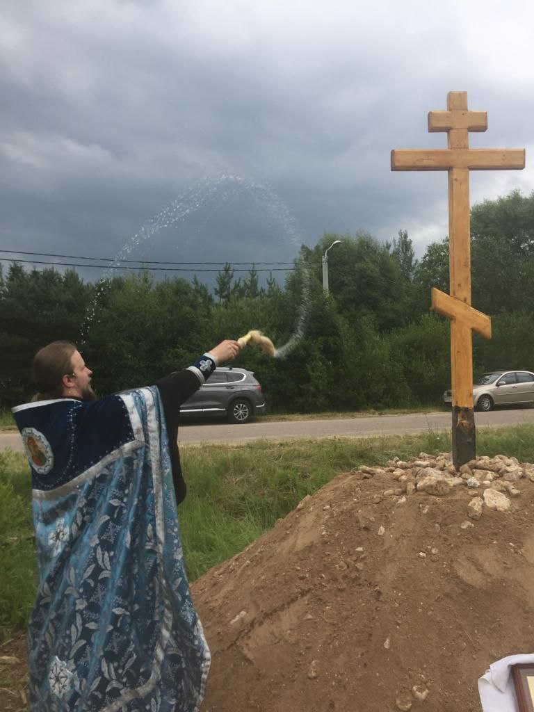 В Подмосковье появится ещё одна православная святыня  Земельный участок площадью 400 кв.м  согласован для предоставления в безвозмездное пользование православному приходу Преображенского Храма села Спас-Заулок для строительства часовни в д. Минино г.о. Клин.   Настоятель Преображенского Храма села Спас-Заулок священник Василий Денисюк рассказал, что местные жители на протяжении многих лет празднуют память образа Пресвятой Богородицы «Тихвинская». В дореволюционное время и даже в советские годы жители села обходили деревню крестным ходом с пением молитв к Пресвятой Богородице.  В наше время каждое 9 июля несколько десятков верующих собираются, чтобы поблагодарить Богородицу, которая по преданию спасла деревню от страшного пожара. В этот день традиционно совершается водосвятный молебен, и жители окропляются святой водой. А в 2022 году на въезде в деревню на месте будущей часовни был установлен поклонный крест.   Издревле считается, что Тихвинская икона Божьей Матери помогает потерявшим свой путь, скорбящим и тяжело болеющим людям, приносит спокойствие тем, чей разум находится в смятении. Также Тихвинская икона считается покровительницей детей, верующие молятся перед ней об их благополучии и здоровье.  Строительство часовни планируется начать  во втором-третьем квартале 2025 года.