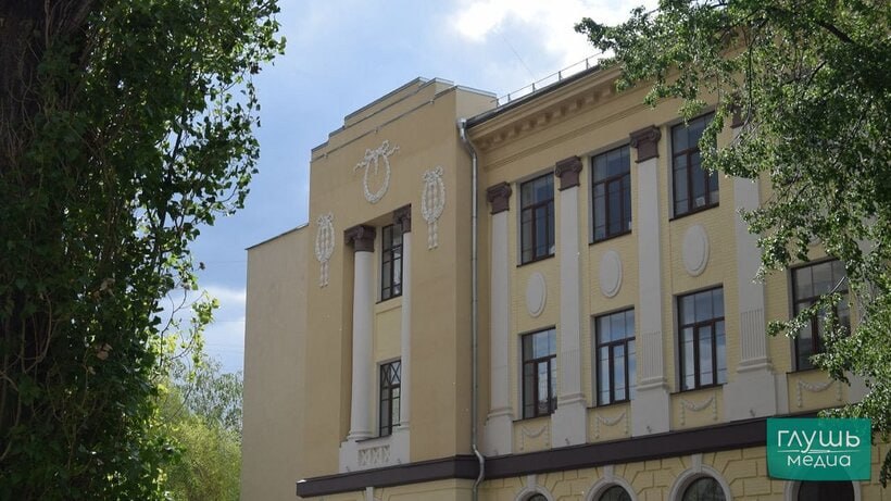 В саратовской школе 2 во время линейки женщине понадобилась помощь врачей Сегодня 1 сентября во время линейки в школе 2 помощь медиков понадобилась одной женщин присутствовавших на торжестве Помощь ей оказали на месте сообщили Глушь медиа в региональном минздраве Ранее в редакцию обратился читатель который рассказал что на линейке стало плохо пяти детям Заходите на наш сайт это очень помогает редакции glush media news view id 3173