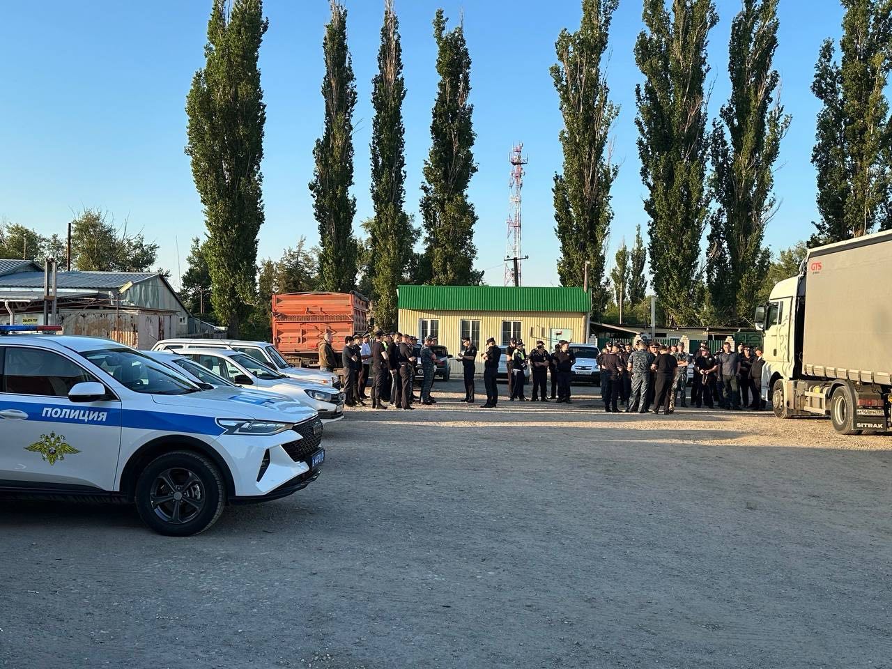 Силовики снова проверили мигрантов — теперь в Иловлинском районе 4 июня прошёл очередной рейд по мигрантам в Иловлинском районе. Силовики проверили, соблюдают ли здесь миграционные правила. Работали в окрестностях таких поселений, как Краснодонский, Кузнецов, Байбаев, Авилов, Красноярский и Медведев. В рейде участвовали УФСБ, ГУ МВД, ОМОН и сотрудники ДПС. Всего проверили 370 человек, из них 110 — иностранцы. Троих наказали за нарушение эксплуатации транспорта ст. 18.11 КоАП . Ещё одного — за неисполнение родительских обязанностей ст. 5.35 КоАП . Дорожная полиция остановила 55 машин. Выяснилось, что один из водителей ранее был лишён прав, но снова сел за руль. Его авто увезли на штрафстоянку. Также проверили 8 адресов проживания цыган. Пятерых мужчин призывного возраста отвезли в военкомат и вручили повестки. Подписаться