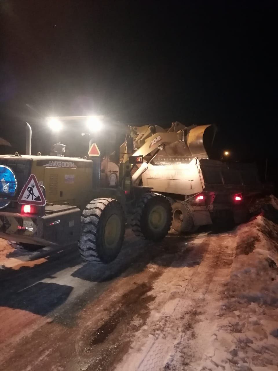 В Минусинске на выходных городские коммунальщики продолжали вывоз снега с подтопляемых территорий.   Спецтехника работала на Крупской, Калинина, Кутузова, Спартака, Невского, Ачинской, Молодежной и других улицах   #Минусинск #Красноярскийкрай #АдминистрацияМинусинска