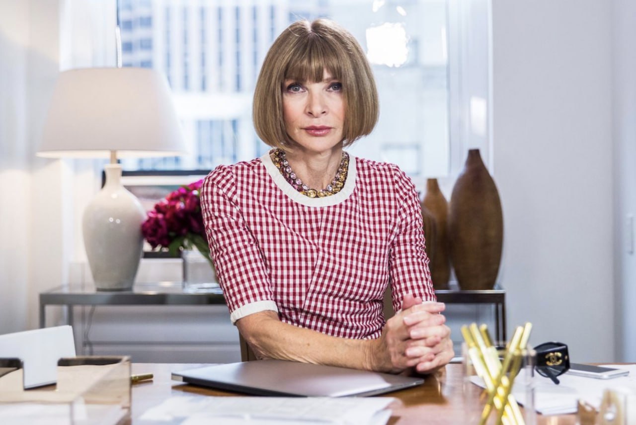 Анна Винтур может покинуть пост главного редактора американского Vogue после 37 лет работы в журнале, пишет WWD. Источники издания утверждают, что Винтур сообщила эту новость своим сотрудникам сегодня. Это решение отражает продолжающуюся трансформацию Condé Nast, начатую четыре года назад, когда редакционные команды по всему миру были объединены в единую систему. Новый руководитель Vogue U.S. присоединится к коллегам из Великобритании, Франции, Китая, Японии и других стран, а Винтур сконцентрируется на своих задачах как главный контент-директор Condé Nast и глобальный редакционный директор журнала. The Blueprint News