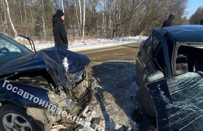 Двое пострадали в ДТП между «Ладой» и Hyundai в Киреевском районе.  В Киреевском районе 17 февраля в 11:20 на втором километре дороги Щекино-Липки-Киреевск а.п. к н.п.Бородино произошло ДТП.  По предварительной информации регионального УГИБДД, 21-летний мужчина на «Лада Приора» выехал на встречную полосу и столкнулся с Hyundai Sonata. За рулем иномарки находился 48-летний мужчина.  В результате ДТП пострадали водитель Hyundai и 22-летняя пассажир «Лады». Их госпитализировали с полученными травмами.  Источник Тула пресса